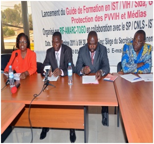 De gauche à droite, Mme Koudossou, Présidente de                                           Une partie de l’assistance       RIF-AMARC-TOGO, Mr Biléba, Directeur de cabinet de la             Ministre de la Promotion de la Femme, Mr Solitoki,              Représentant du Ministère de la communication                et Mr Tchao, Coordonnateur du CNLS.